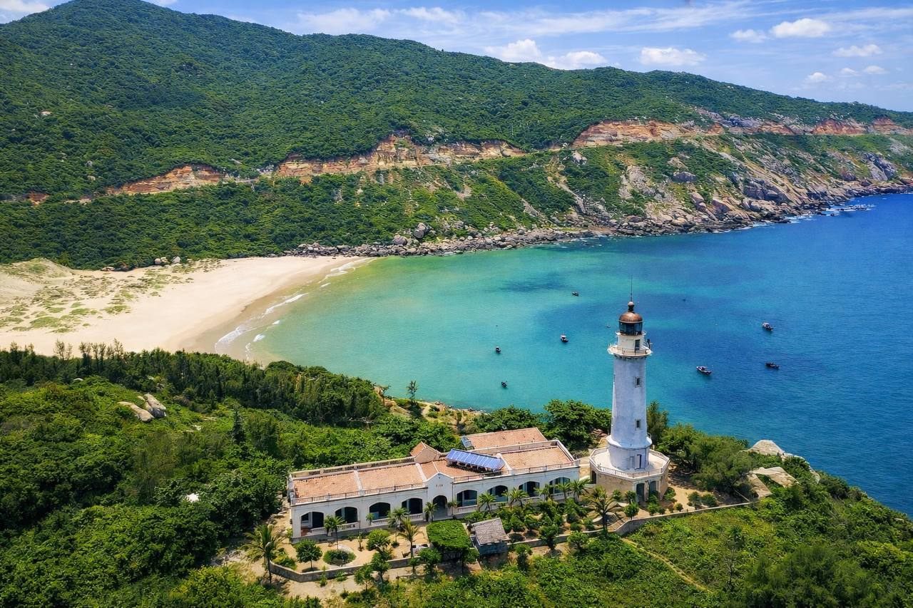 Dai Lanh lighthouse: land of the first sunrise